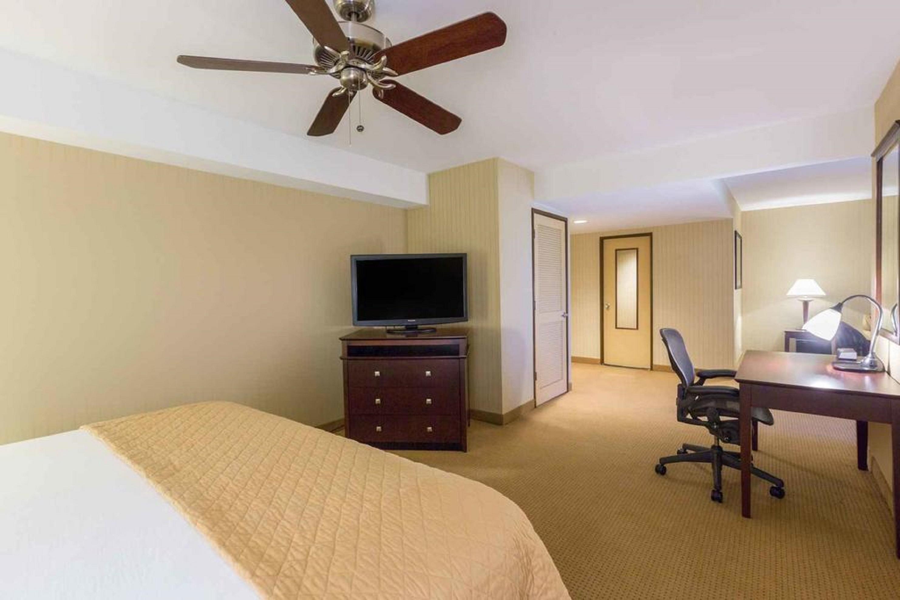 Wyndham Garden Hotel Newark Airport Eksteriør billede
